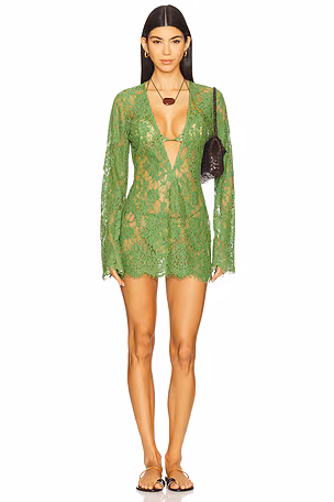 Modelo com vestido verde de renda manga longa