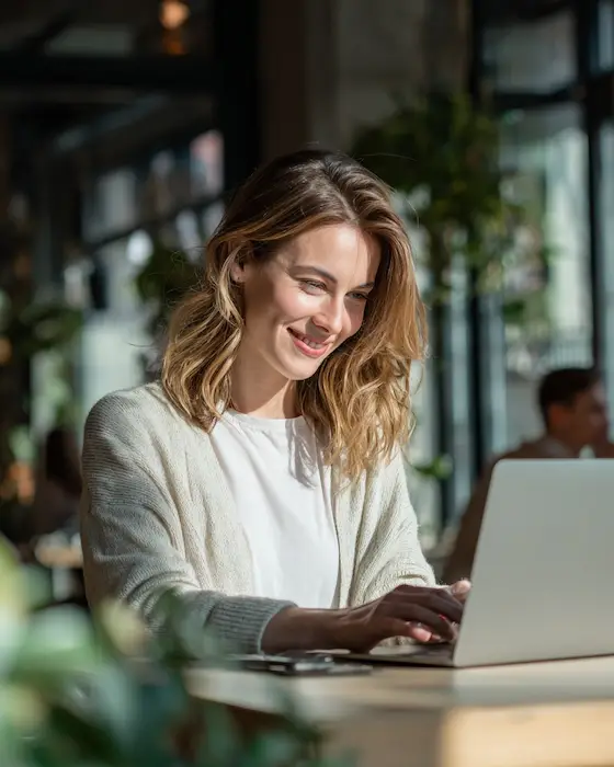 Profissional trabalhando de forma autônoma em coworking